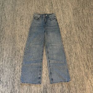 H&M MEDIUM WASH BOYFRIEND JEANS